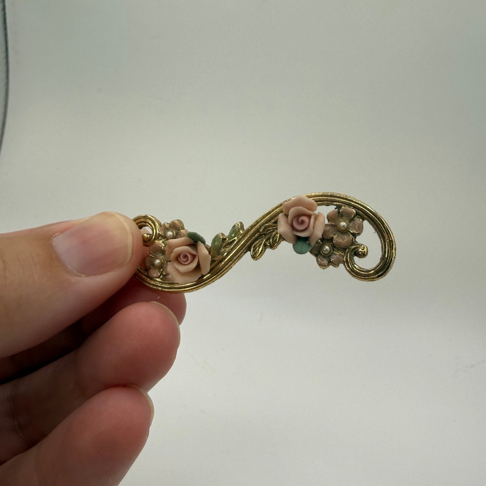 Gold Tone 1928 Floral Swirl Bar Brooch Vintage Lapel Pin Bisque Roses Faux Pearl